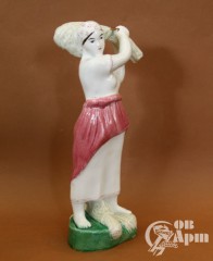 Скульптура "Крестьянка со снопом"